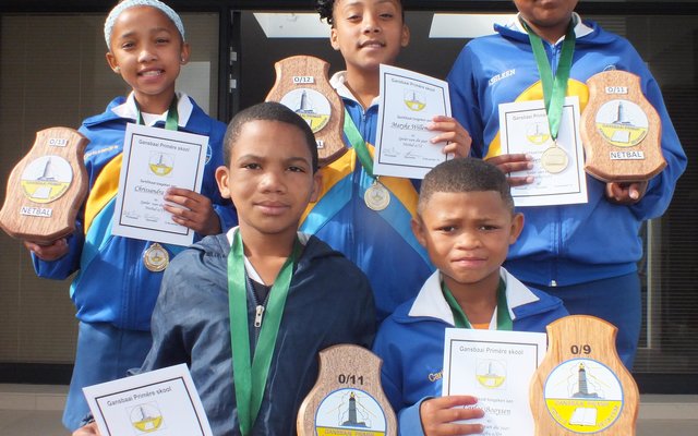 Rugby- en Netbalspelers van die Jaar: Voor vlnr is en Deemo Baardman (o/11) en Carlos Booysen (o/9). Agter vlnr is Chrissandra Pietersen (o/13), Maryke Willemse (o/12) en Ashleen Slabbert (o/11)